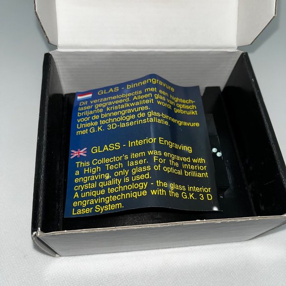 Notre Dame Cathederal Etched Glass Paperweight - Picture 6 of 10